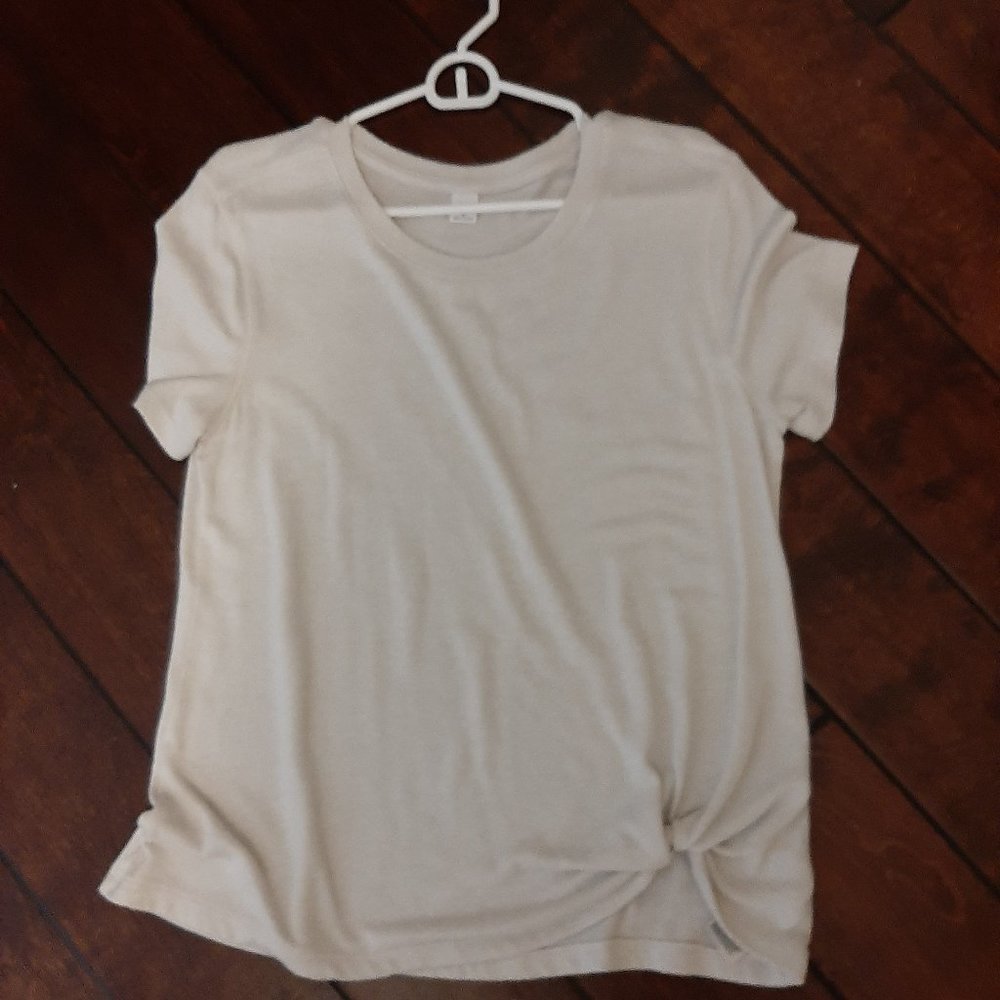 Tee shirt with knot on side